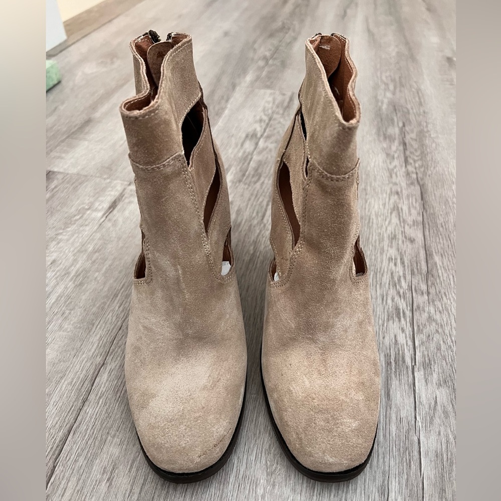 TopShop: Ankle boots suede in Beige size 39.